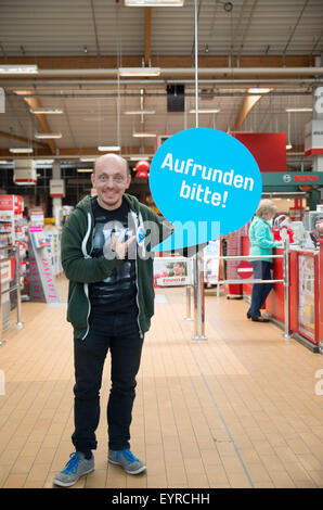 Bernhard wir hinter der Theke während der "Woche des Aufrundens" von Kinder Charity Deutschland Tafelinitiativen Auf bei Toom Baumarkt mit: Bernhard Hoecker wo: Berlin, Deutschland bei: 2. Juni 2015 Stockfoto