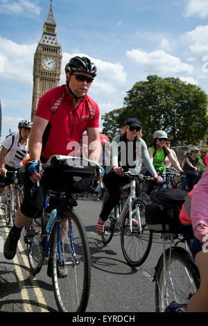 London zu fahren. Radfahrer Nutzen des Verkehrs freie Straßen und radeln vorbei an Parlament Stockfoto