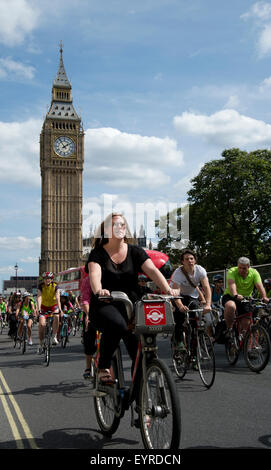 London zu fahren. Radfahrer Nutzen des Verkehrs freie Straßen und radeln vorbei an Parlament Stockfoto