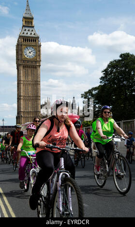 London zu fahren. Radfahrer Nutzen des Verkehrs freie Straßen und radeln vorbei an Parlament Stockfoto