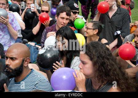 Lachgas-Protest gegen den Gesetzesvorschlag psychoaktive Substanzen. Teilnehmer Einatmen des Gases Stockfoto