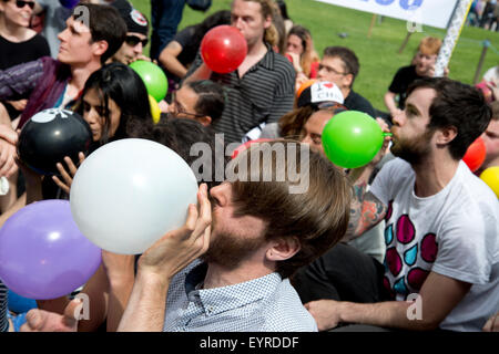 Lachgas-Protest gegen den Gesetzesvorschlag psychoaktive Substanzen. Teilnehmer Einatmen des Gases Stockfoto