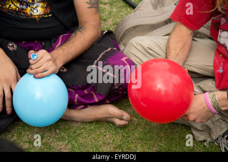 Lachgas-Protest gegen den Gesetzesvorschlag psychoaktive Substanzen. Demonstranten mit gefüllten Ballons rund um das Gas Einatmen Stockfoto