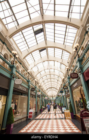 Menschen beim Einkaufen an der großen westlichen Arcade-Birmingham West Midlands UK Stockfoto