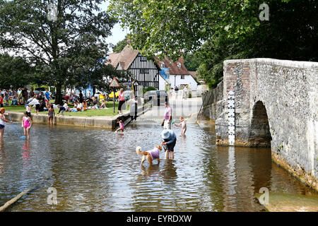 Familien spielen in den Fluß Darent in Eynsford Dorf in Kent Stockfoto