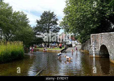 Familien spielen in den Fluß Darent in Eynsford Dorf in Kent Stockfoto