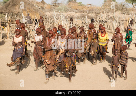 Hamer Frauen tanzen, Hamer Bull Jumping Zeremonie, Turmi, South Omo Valley, Äthiopien Stockfoto