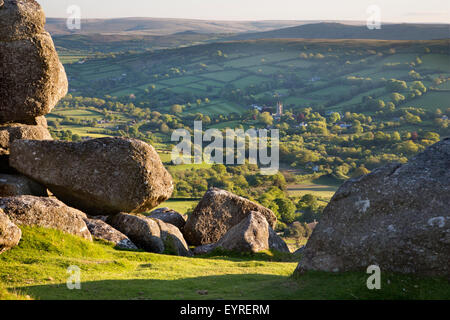 Zeigen Sie bis Widecombe-in-the-Moor von Bell Tor im Dartmoor National Park, Devon an Stockfoto