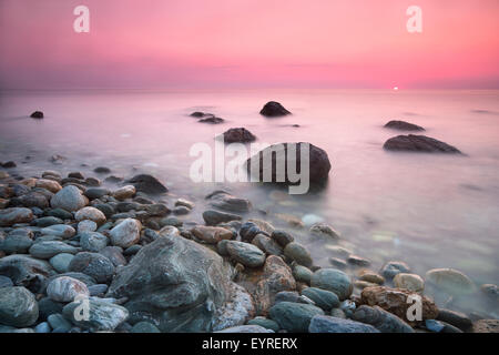 Sunrise angesehen von Papa Nero Strand von Agios Ioannis in Pelion, Griechenland Stockfoto