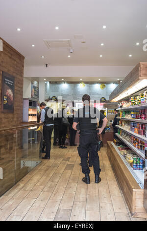 Ein bewaffneter Polizist Mittagessen in Birmingham City Center West Midlands UK kaufen Stockfoto