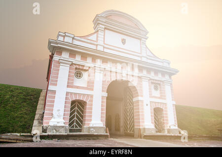 Seitenansicht des historischen Tallinn Gate Survivingfrom des 17. Jahrhunderts in Pärnu-Estland, am Sonnenaufgang oder am Sonnenuntergang Himmelshintergrund. Stockfoto