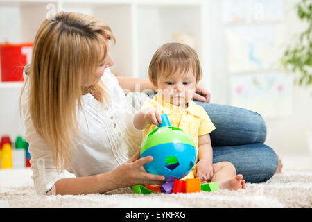 Mutter und Kind. Kid Boy mit Bildungs-Spielzeug zu spielen. Stockfoto