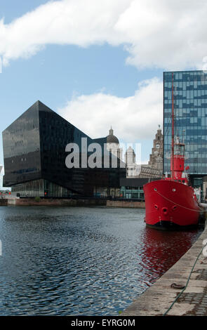 Editorial-Bildern in Liverpool, Planet Liverpool schwimmende Boot Bar und Leuchtturm in canning dock Stockfoto