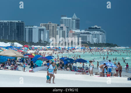 SONNENANBETER SOUTH BEACH MIAMI BEACH FLORIDA USA Stockfoto