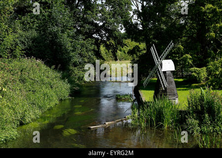 Fluß Darent Runnning über Schloss Hof in der Nähe von Sevenoaks in Kent Stockfoto