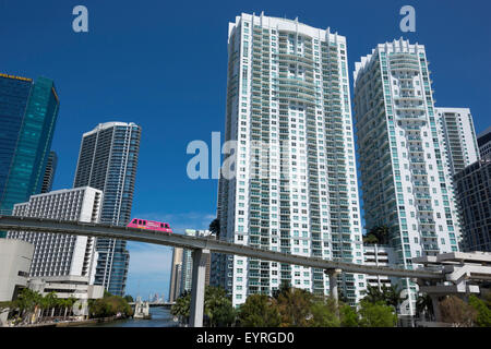 METROMOVER MONORAIL MIAMI RIVER DOWNTOWN MIAMI SKYLINE FLORIDA USA Stockfoto