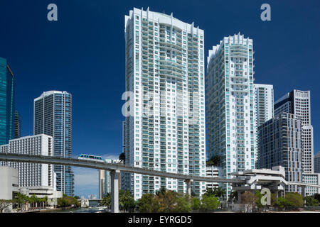 METROMOVER MONORAIL MIAMI RIVER DOWNTOWN MIAMI SKYLINE FLORIDA USA Stockfoto