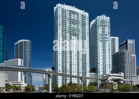 METROMOVER MONORAIL MIAMI RIVER DOWNTOWN MIAMI SKYLINE FLORIDA USA Stockfoto