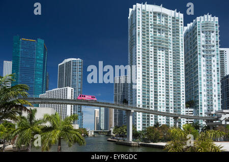 METROMOVER MONORAIL MIAMI RIVER DOWNTOWN MIAMI SKYLINE FLORIDA USA Stockfoto