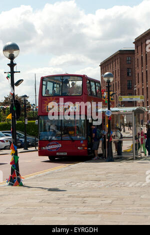 Editorial Bild aufgenommen in Liverpool von der Red Sightseeing Tour Bus mit Passagieren an Bord von der Albert Dock Bushaltestelle. Stockfoto