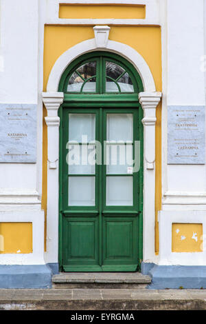 PÄRNU, Estland - 26. April 2015: Schließen Sie vorne Ansicht der Tür der russisch-orthodoxen Kirche von Jekaterina in Pärnu, Estland. Stockfoto