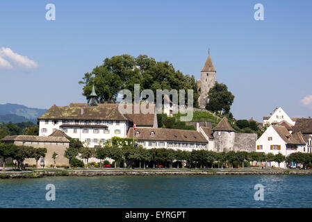 Rapperswil, Schweiz. Blick auf Dorf und alten Gebäuden aus dem See. Stockfoto