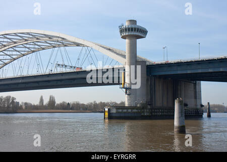 Große Brücke über den Fluss Lek in den Niederlanden Stockfoto