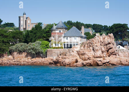 Häuser an der felsigen Küste der Ile de Brehat, Bretagne, Frankreich Stockfoto