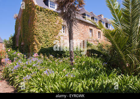 Ferienhaus mit Garten in der Bretagne, Frankreich Stockfoto