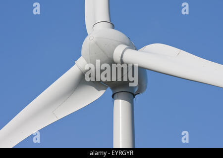 Nahaufnahme von einem riesigen modernen windturbine Stockfoto