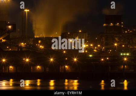 Detail einer großen niederländischen Stahlfabrik in IJmuiden in der Nacht Stockfoto