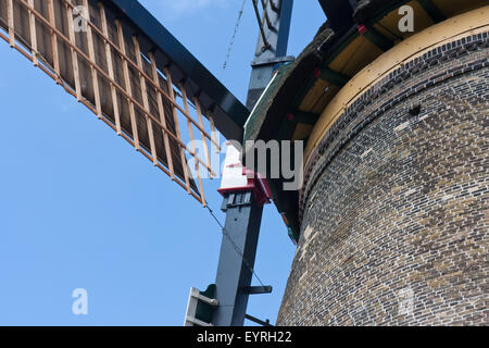 Vorderansicht bilden eine traditionellen holländische Windmühle Stockfoto