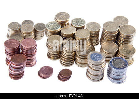 Mehrere Stapel von europäischen Münzen auf weißem Hintergrund Stockfoto