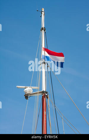 Niederländische Flagge oben auf einem Segelschiff Stockfoto