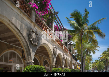 MEDITERRANEN STIL EINKAUFEN ARCADE WORTH AVENUE PALM BEACH FLORIDA USA Stockfoto