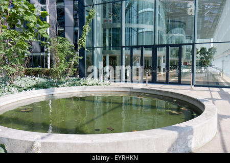 Atrium mit Pool in einem großen modernen Gebäude Stockfoto