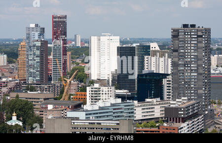 Blick auf ein großes Bürogebäude aus in die Eingangshalle mit Glasdach Stockfoto