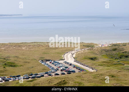 Luftaufnahme von einem holländischen Strand mit Dünen und einen Parkplatz vor Stockfoto