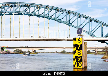 Messung der Freibord einer großen Brücke in die Holländer über die IJssel bei Zwolle Stockfoto