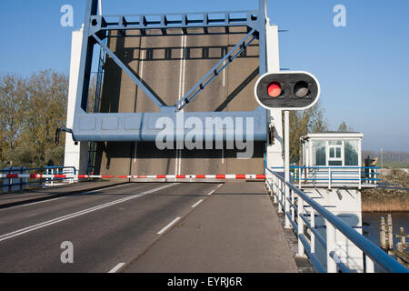 Klappbrücke in den Niederlanden mit roten Stoppzeichen eröffnet Stockfoto