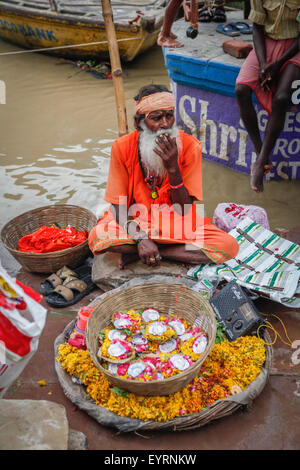 Sadu Verkauf von Blumen am Dashashwamedh Ghat. Stockfoto