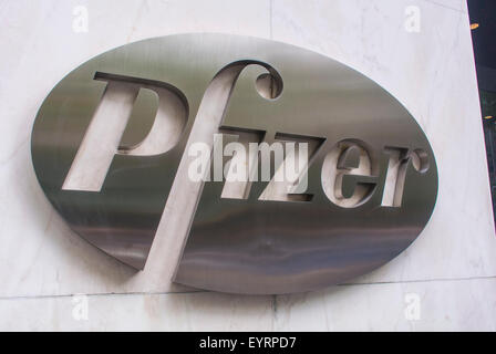 New York City, USA, World Headquarters Building, Pfizer, American multinational Pharmaceutical Corporation, Big Pharma Industry, Detail Logo Stockfoto