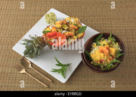 Thailändische Ananas gebratener Reis mit Garnelen, Basilikum, Minze, Stockfoto