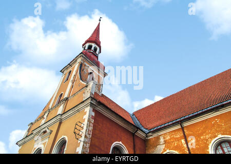 Seitenansicht der lutherischen St. Elizabeth Church in Pärnu, Estland, am bewölkten Himmelshintergrund. Stockfoto