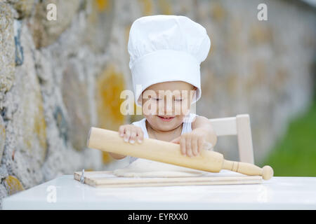 kleiner Junge mit Koch Hut Kochen Stockfoto