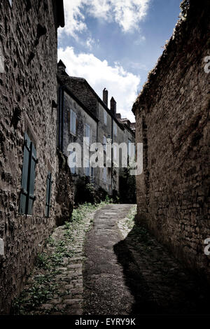 Schmale Gasse in Vézelay, Burgund, Frankreich Stockfoto