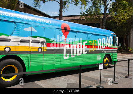 MOUNTAIN VIEW, CA - 1. August 2015: Google Code der Straße Bus geparkt im Google-Hauptquartier in Mountain View, Kalifornien am Aug Stockfoto