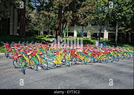 MOUNTAIN VIEW, CA - 1. August 2015: Verwendet von Google-Mitarbeitern um zu navigieren Google Hauptquartier, auch bekannt als Googleplex-Bikes Stockfoto