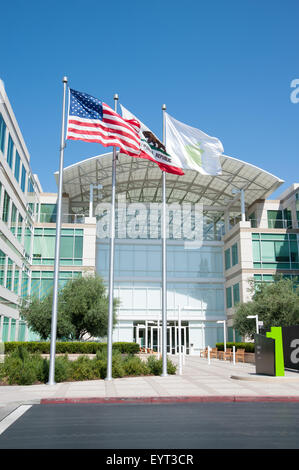 CUPERTINO, Kalifornien - 1. August 2015: Apple Inc in einer Endlosschleife hat seinen Hauptsitz in Cupertino, Kalifornien am 1. August 2015 Stockfoto