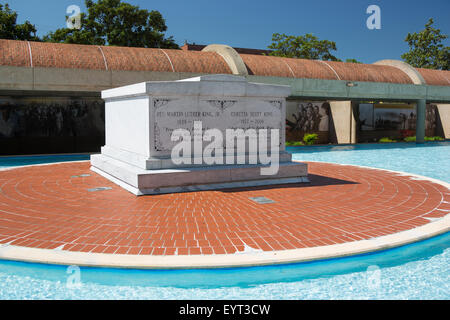 GRAB VON DR. MARTIN UND CORETTA SCOTT KING REFLEKTIERENDEN POOL REVEREND DR. MARTIN LUTHER KING JR. HISTORIC SITE ATLANTA GEORGIA USA Stockfoto